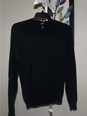 H&M Men’s Black V-Neck Lightweight Knit Sweater